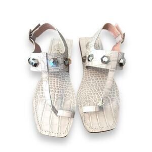 Vince Camuto Leather Toe Loop Sandals Dailette Size 5.5 M Beige Animal Print